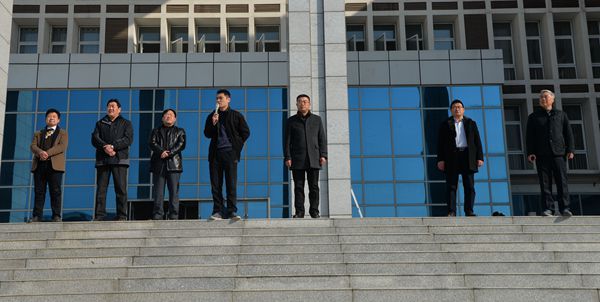 校领导莅临现场指挥:王学哲(左四),刘年(右三),吴峰(左三),王晓泉(右