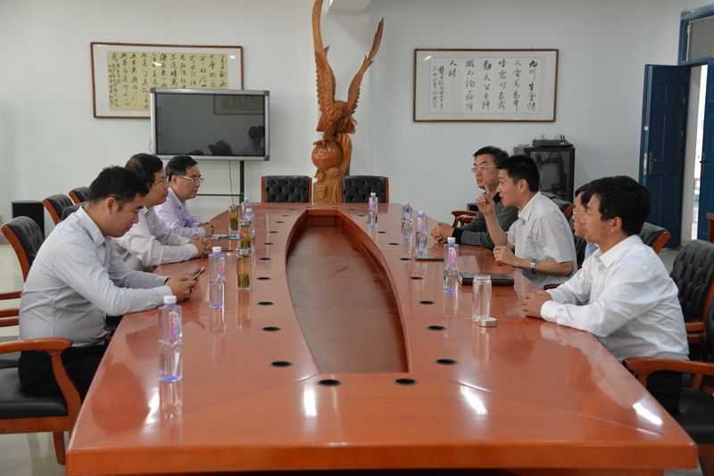 中科大领导和我校领导座谈邓建松书记(前排左一)和王学哲校长(前排右